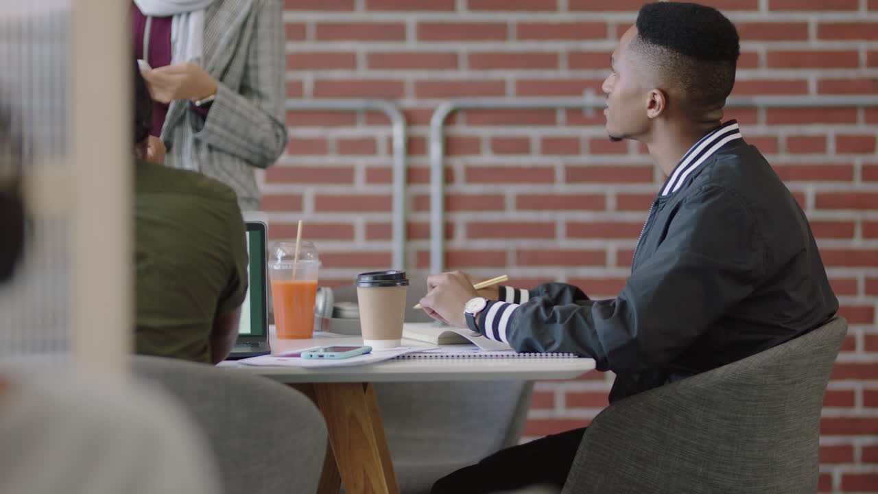 personas de negocios creativas se reúnen líder de equipo musulmán mujer discutiendo estrategia de proyecto de inicio compartiendo ideas de desarrollo disfrutando del trabajo en equipo comunicación en la oficina moderna de moda