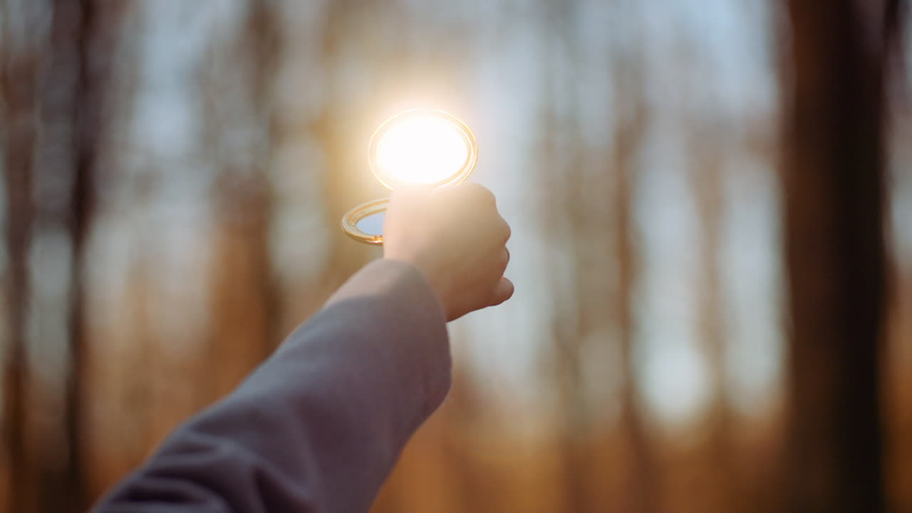 작은 거울로 빛을 반사하는 여성 3