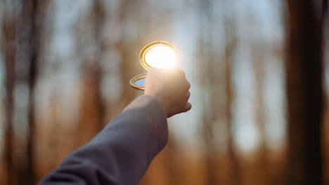 La-Mujer-Refleja-La-Luz-Con-Un-Pequeño-Espejo-3