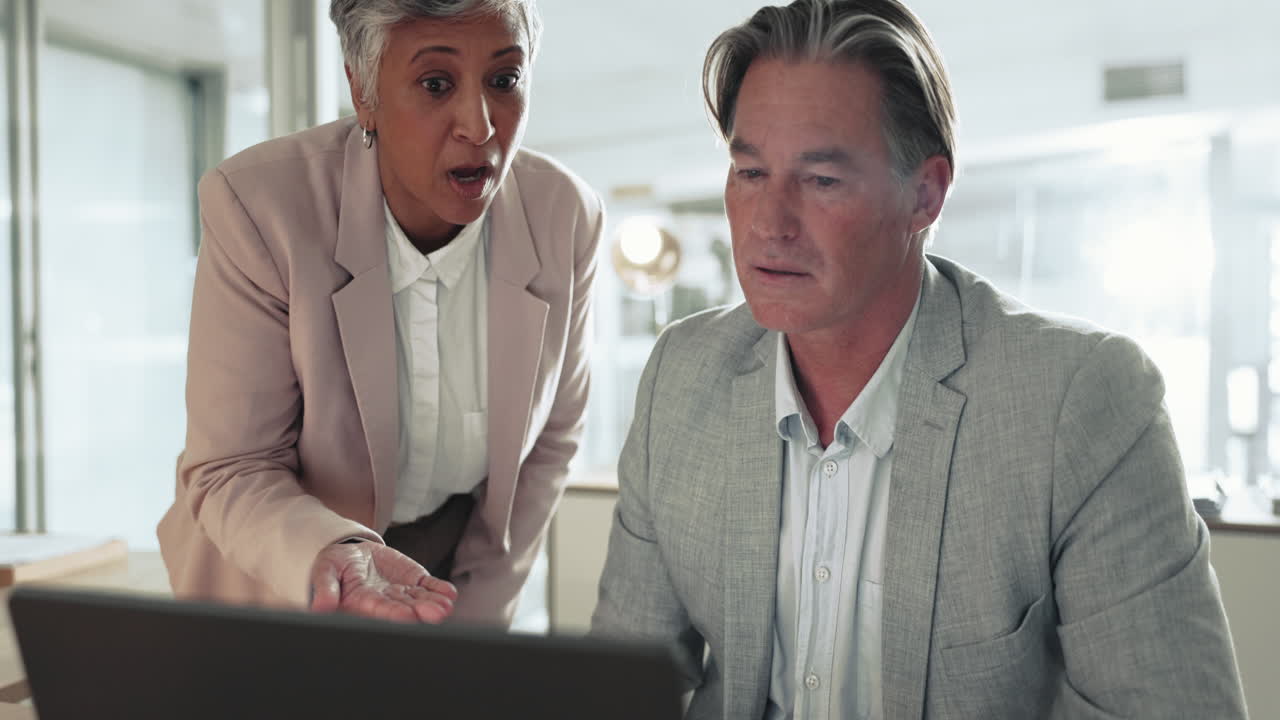 성숙한 동료, 노트북 및 토론