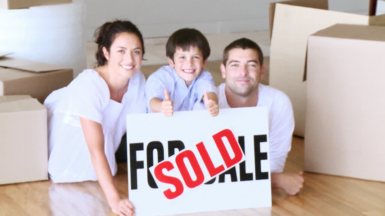 la familia feliz por su nueva casa.