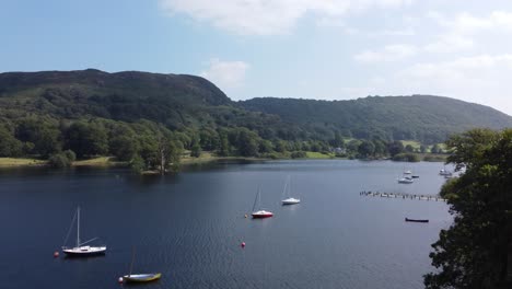 imágenes de drones que muestran el lago coniston en el distrito de los lagos, cumbria, reino unido y mirando hacia el norte desde el sur del lago