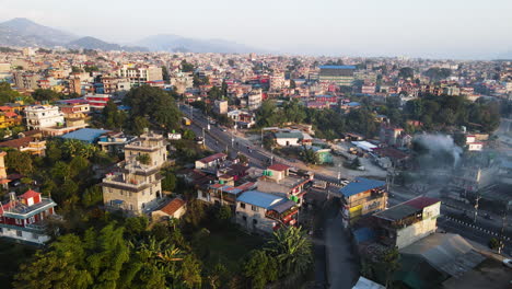 carreteras y calles de la ciudad de pokhara en nepal - retirada aérea