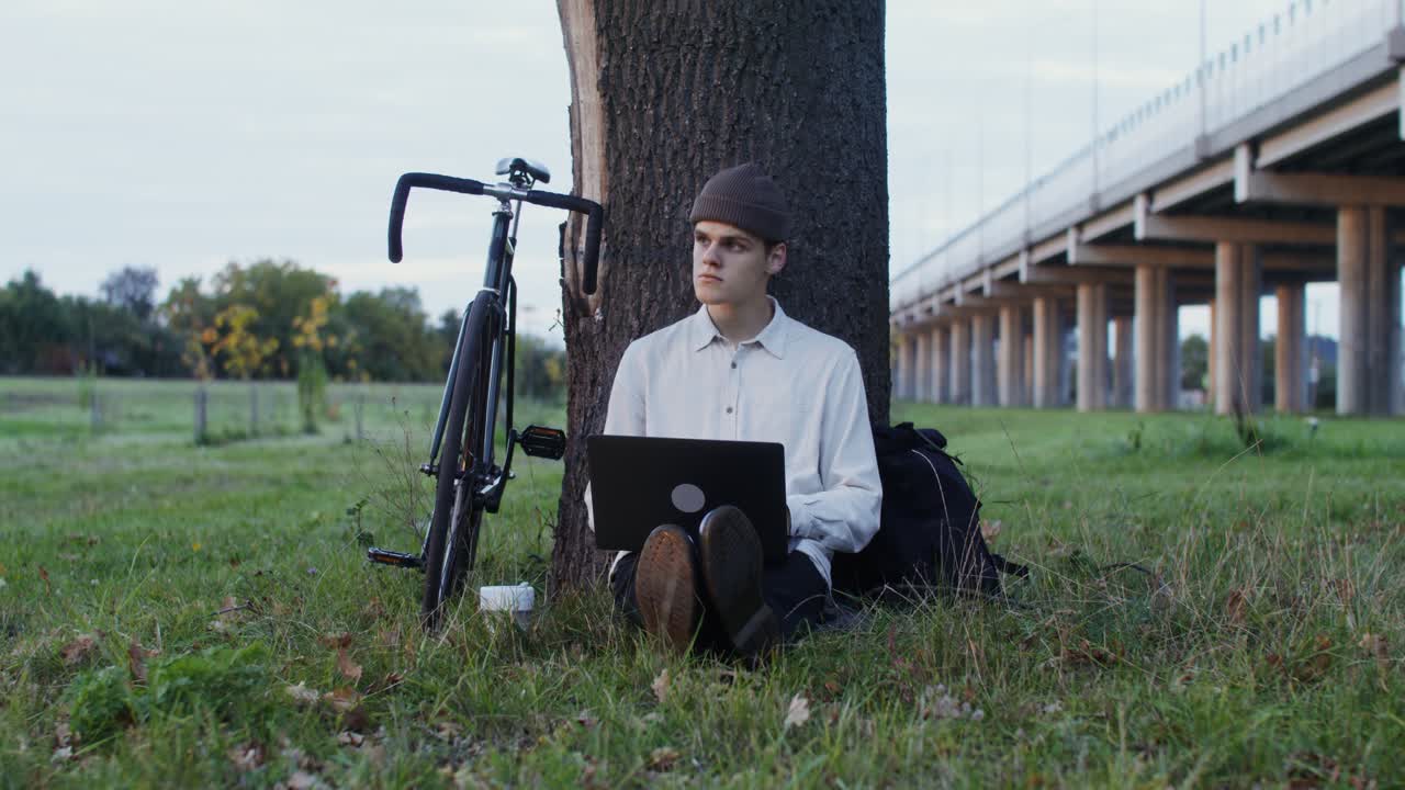 человек работает на ноутбуке в парке