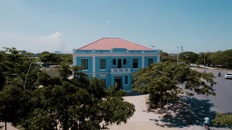 Vista-De-Cerca-En-El-Corazón-De-La-Ciudad,-La-Encantadora-Casita-Azul,-Cariñosamente-Llamada-Ministerio-De-Cultura,-Emana-Un-Aura-De-Asombro-Artístico