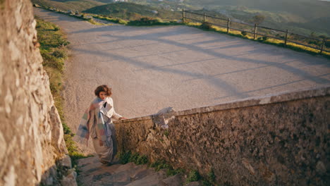 explorador subiendo escaleras antiguas en la histórica colina soleada. mujer en las escaleras