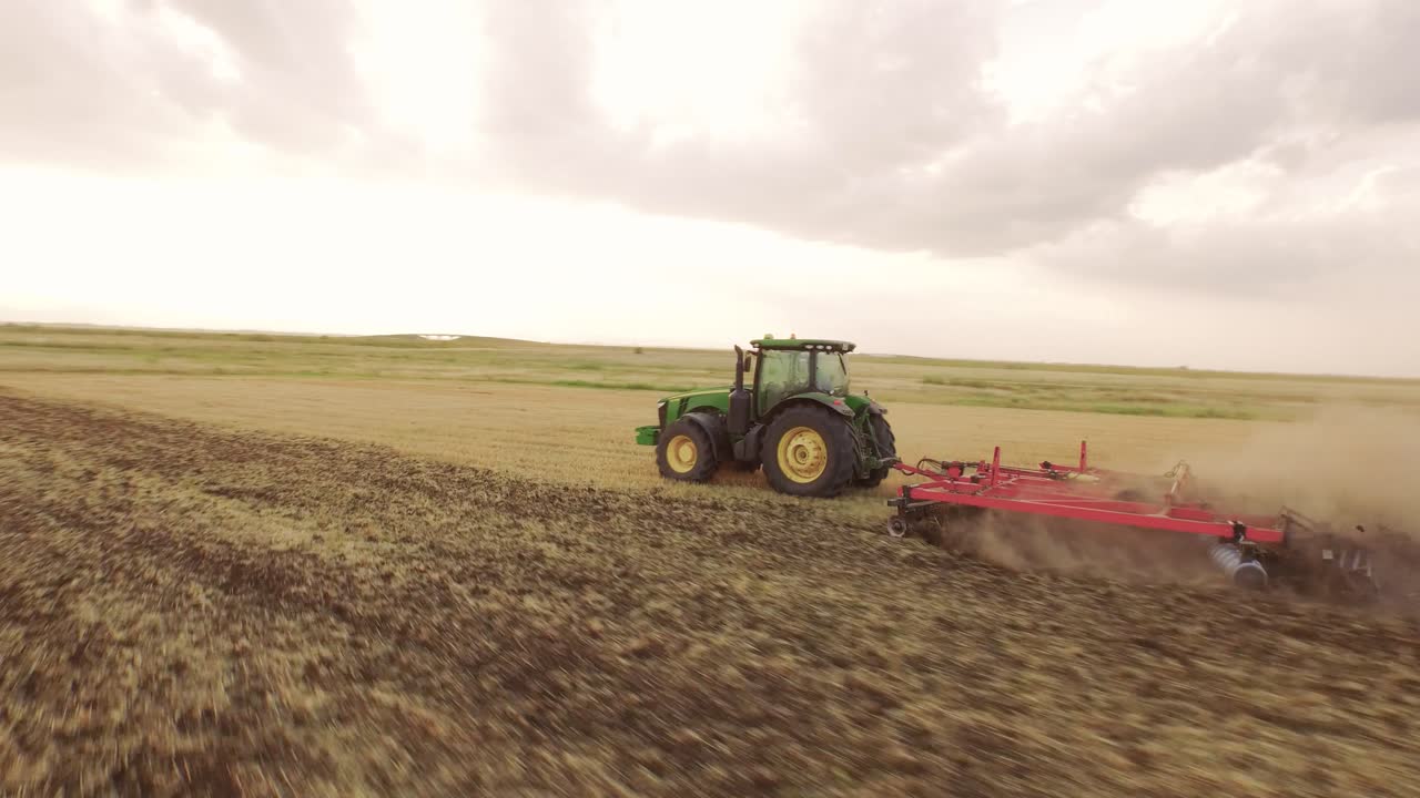 필드를 plowing 트랙터