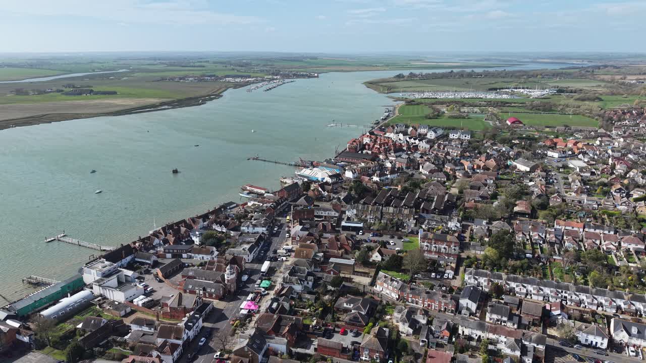 Burnham-on-Crouch, Essex, Regno Unito: ripresa aerea introduttiva dall'alto