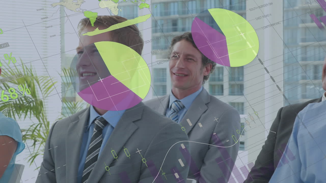 анимация обработки статистических данных против группы разнообразных бизнесменов, улыбающихся в офисе