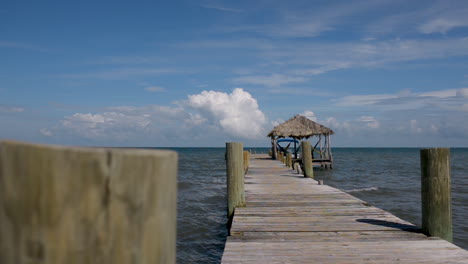 muelle tranquilo en el mar caribe en la costa de belice