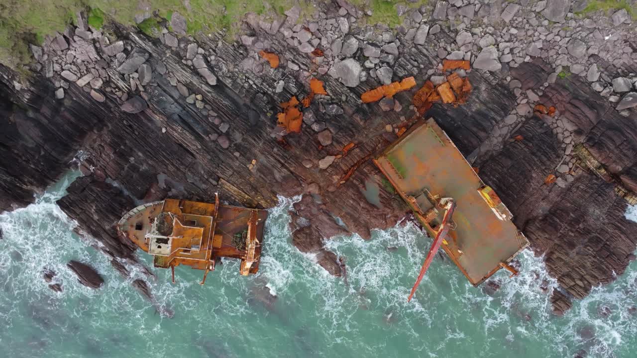 4K Cinematic drone-optagelse af det mystiske spøgelsesskib MV Alta strandet langs Corks kystlinje. Co.Cork - Irland_08