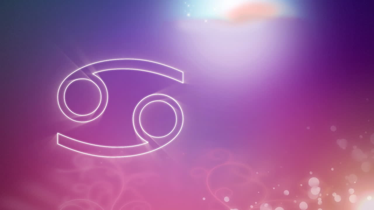 Segno zodiacale Cancro su sfondo sfumato dal viola al rosa