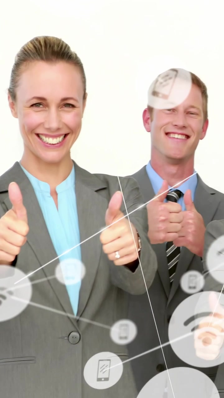 Vídeo vertical: Equipe da empresa posando no início, nós e linhas animando sobre os rostos mostrando rede.