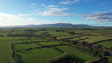 Das-Grüne,-üppige-Land-Waterford,-Irland,-Mit-Den-Comeragh-Bergen-Unter-Verschwommenem-Frühlingshimmel