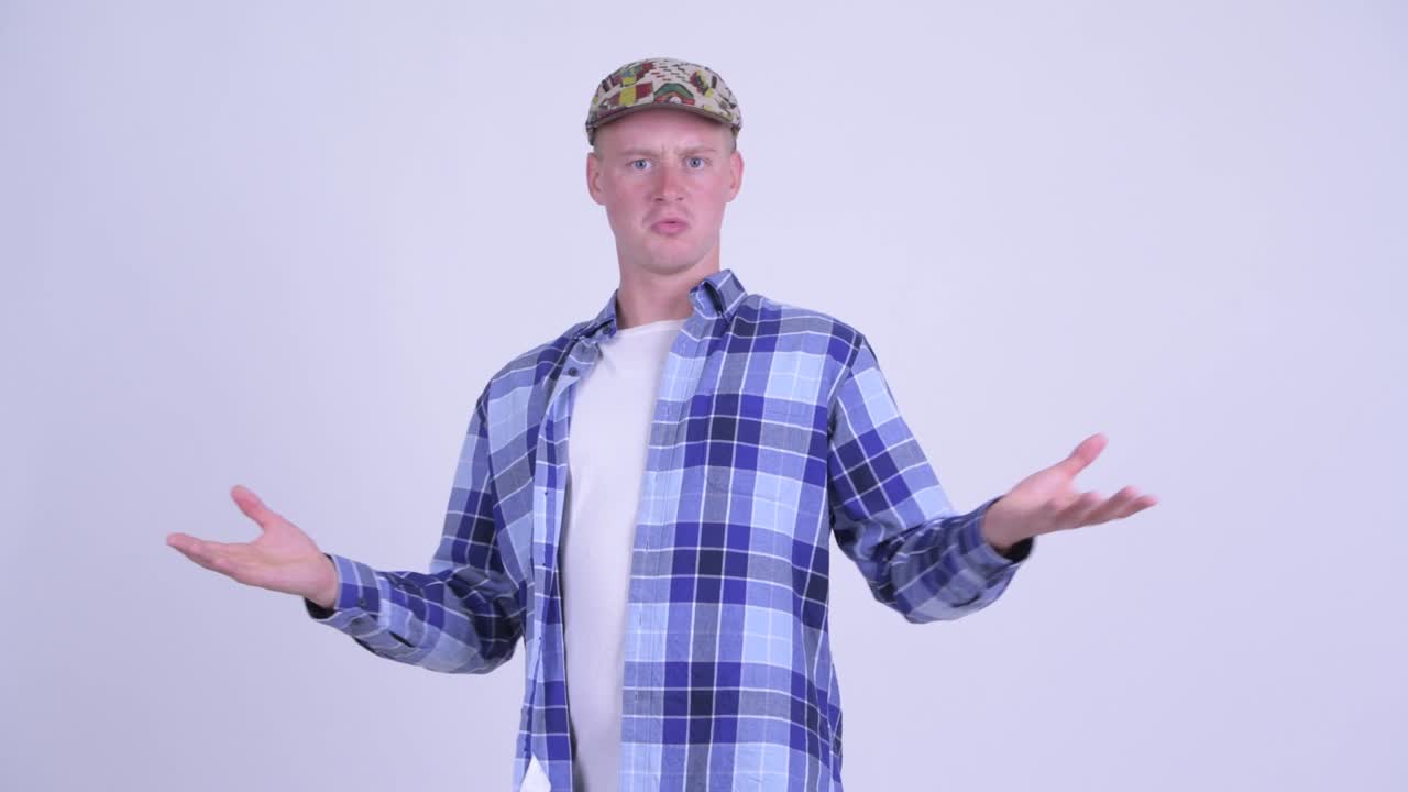 선물 상자를 가진 행복한 젊은 잘생긴 스터 남자