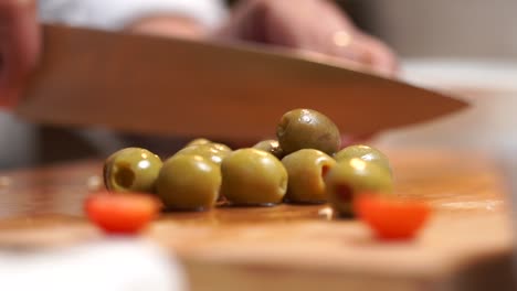 Picar-Aceitunas-En-Una-Tabla-De-Cortar