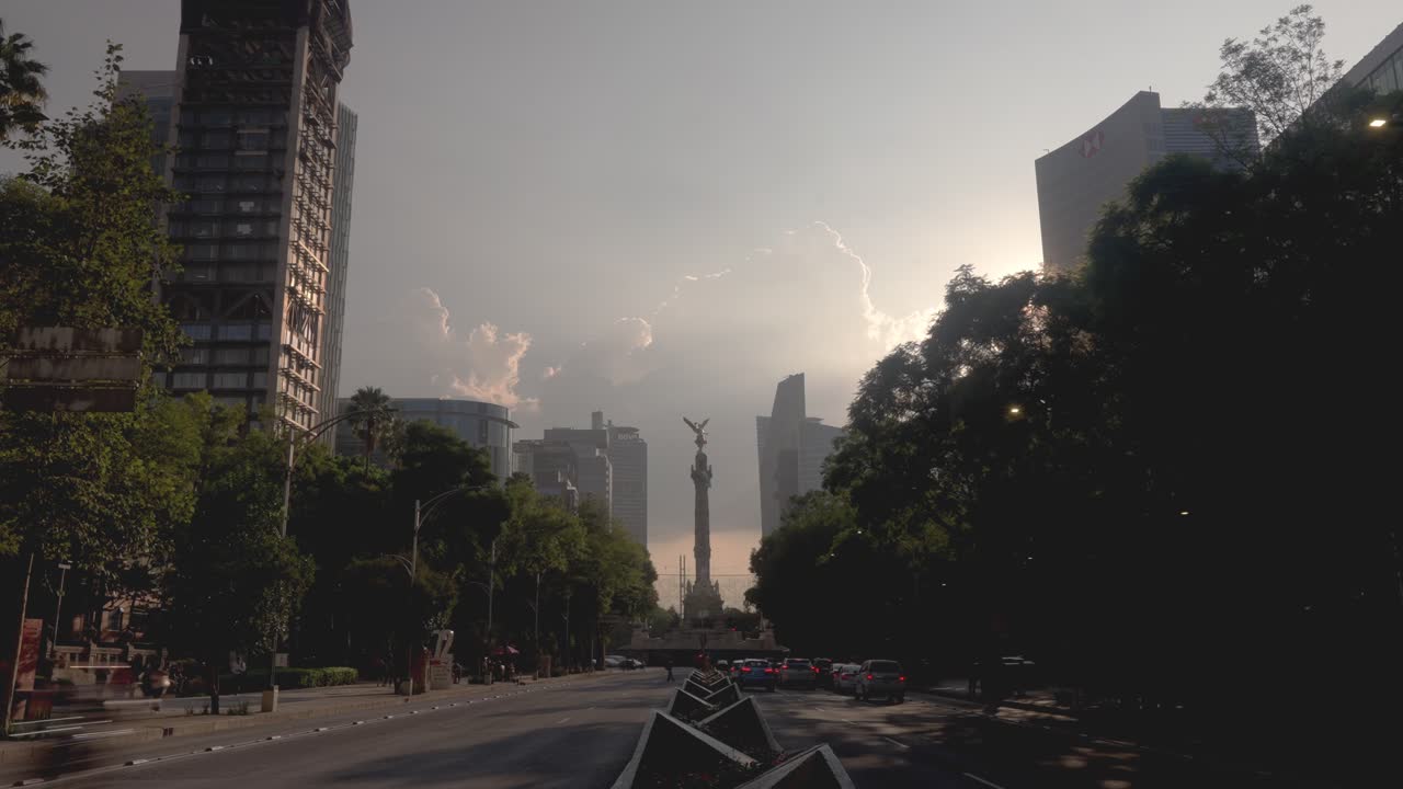 Wide angel Stunning Time Lapse of the Angel of Independence Statue in Reforma Avenue México City during the sunset