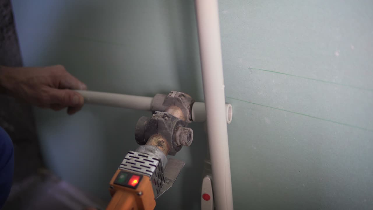 fontanero que une tubos de plástico