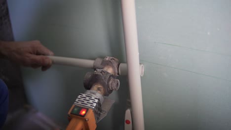 fontanero que une tubos de plástico