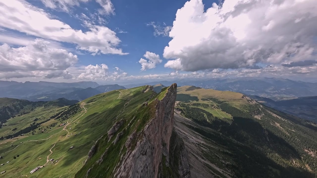 Volo FPV cinematografico veloce sulla spettacolare cresta della Seceda, che rivela un paesaggio alpino mozzafiato nelle Dolomiti italiane.