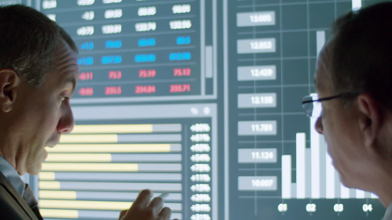 fokuserte kolleger i overvåkerommet ser på digital skjerm