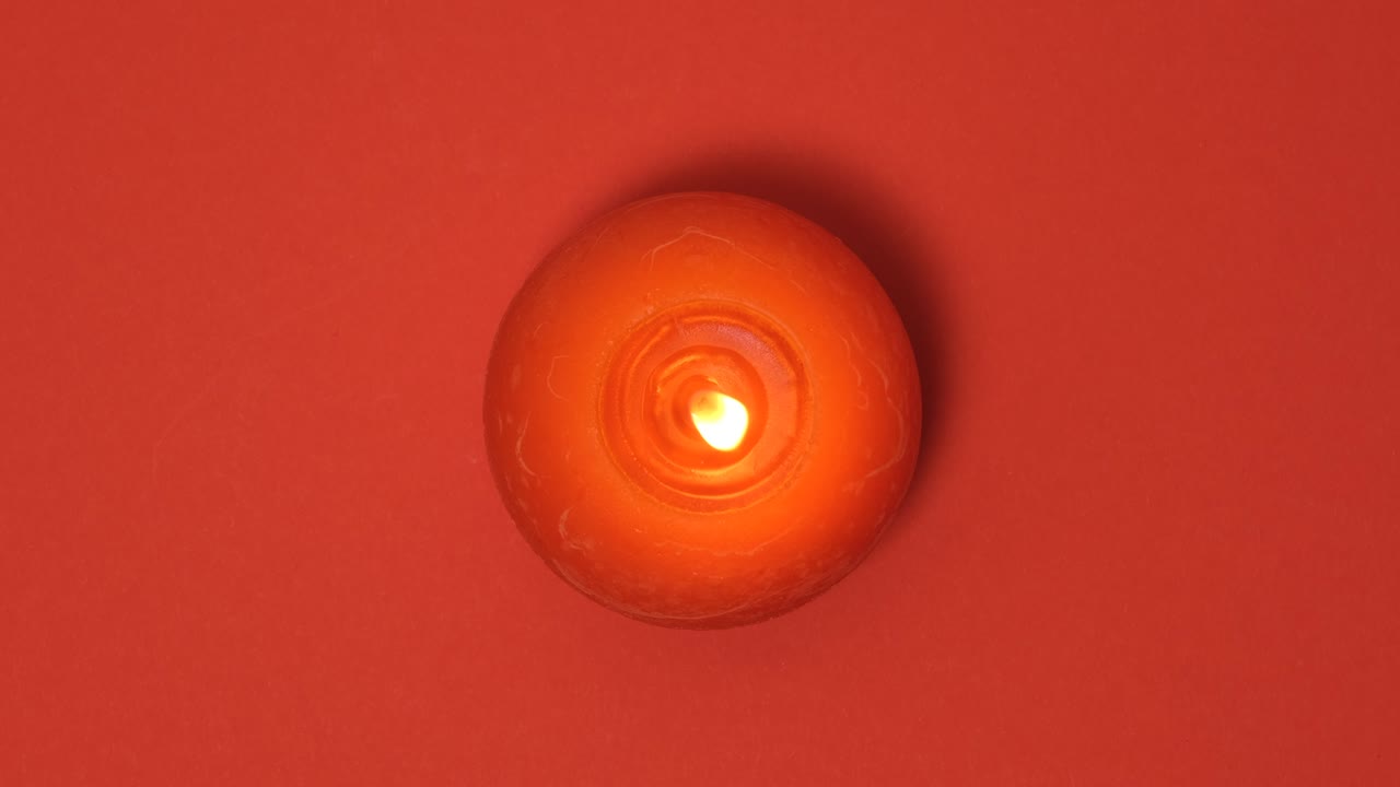 은 배경에 고립된 은 둥근 불타는 불 4k 해상도 비디오 배너