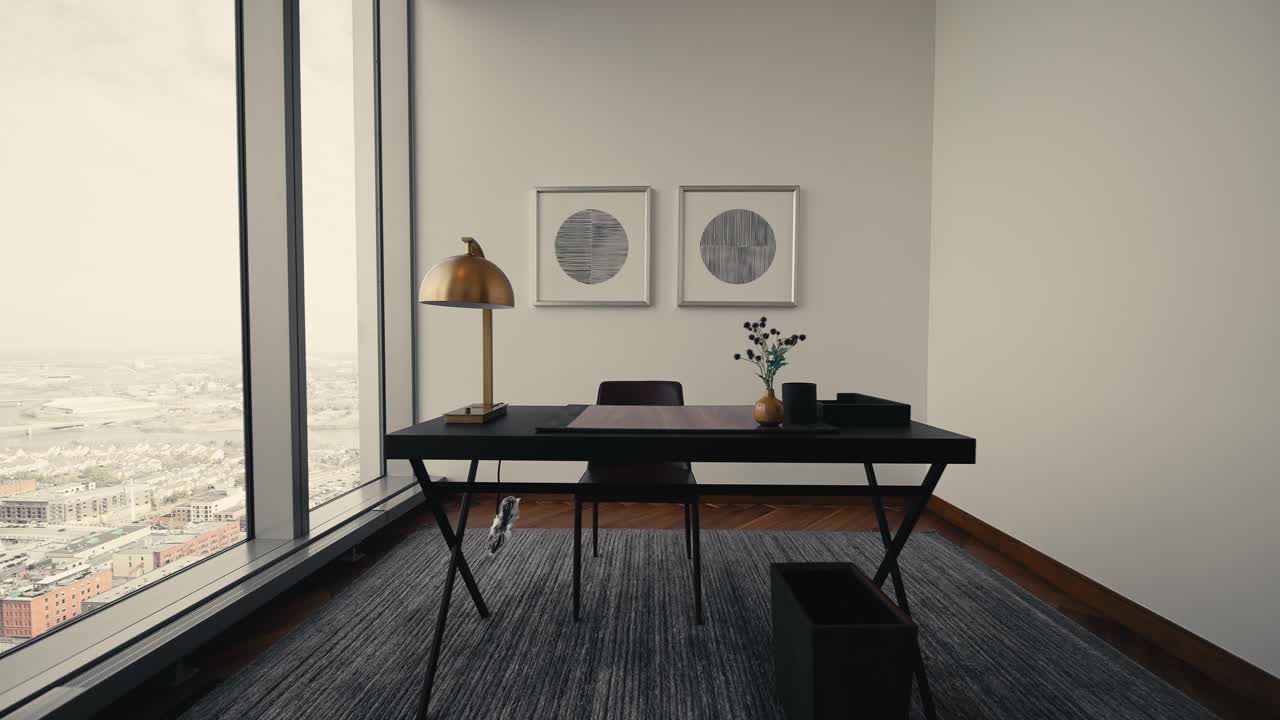 en el tiro de un trabajo de oficina mínimo desde la configuración de casa al lado de grandes ventanas dejando entrar la luz solar natural