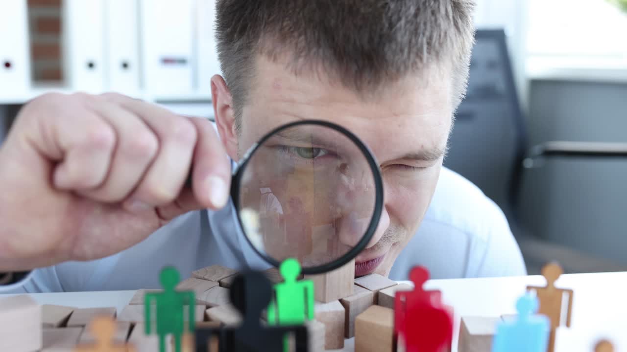 사업가는 나무 동상들을 통해 느린 동작 4k 영화를 봅니다.