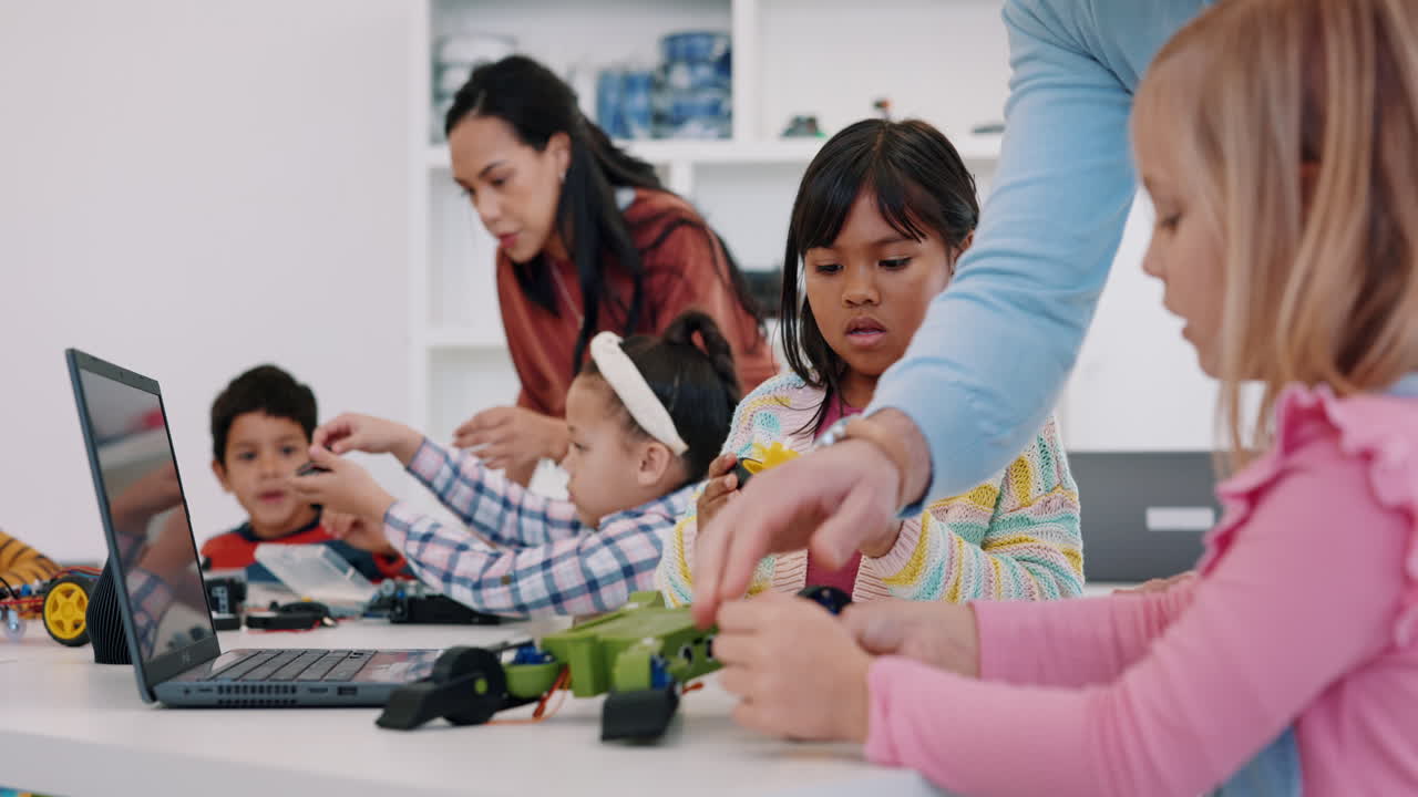 maestro, niños de la escuela y aprendizaje de robótica