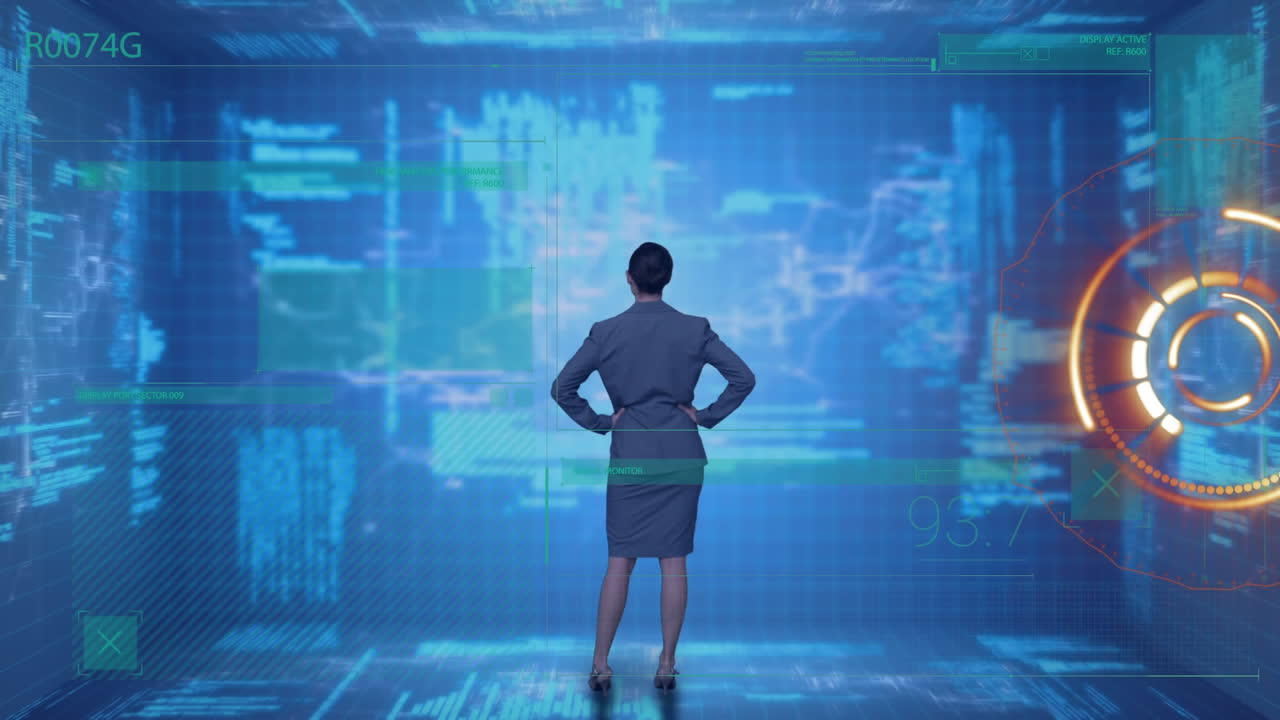 데이터 처리에 대항하여 사업가 여성의 뒷면을 돌아다니는 둥근 스캐너의 애니메이션