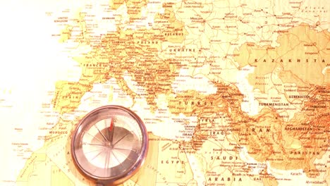 animación de la brújula y el mapa parpadeante de europa en el fondo