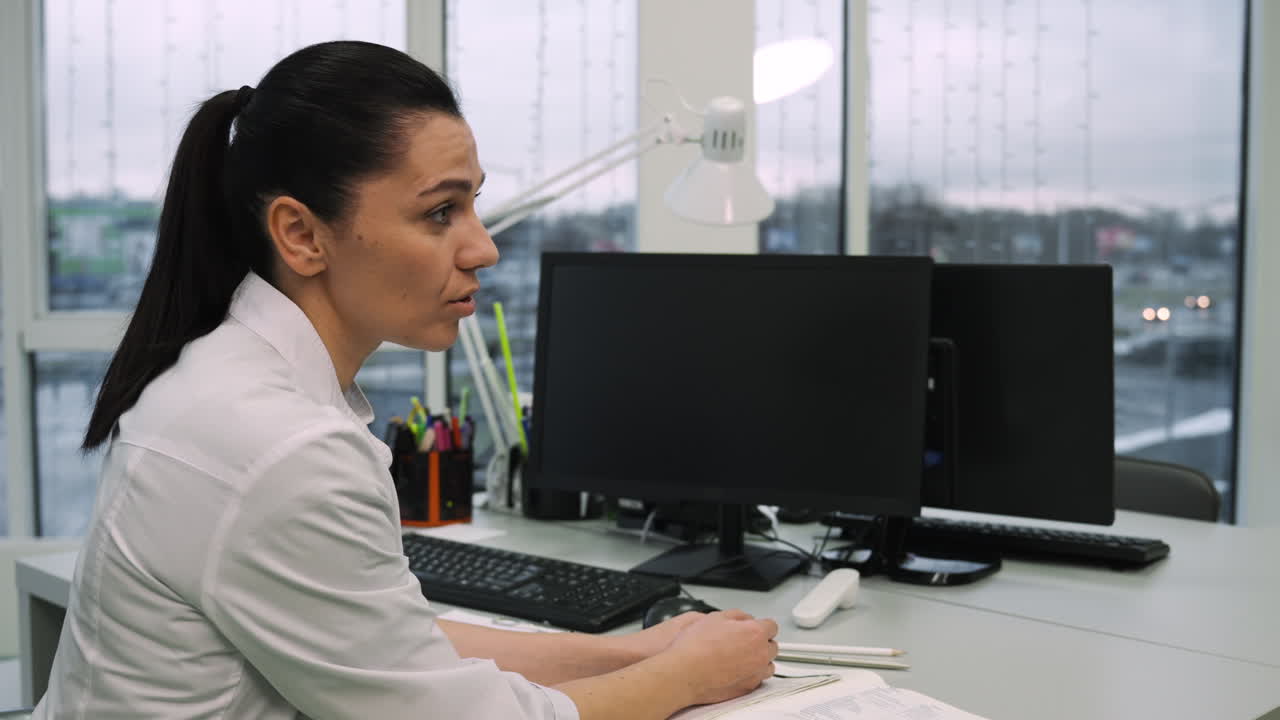 의사 가 환자 와 대화 하고 있다