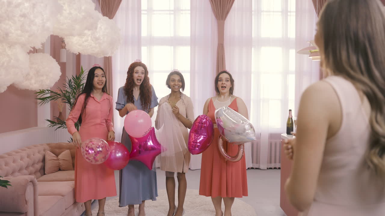 vista trasera de la mujer en su despedida de soltera