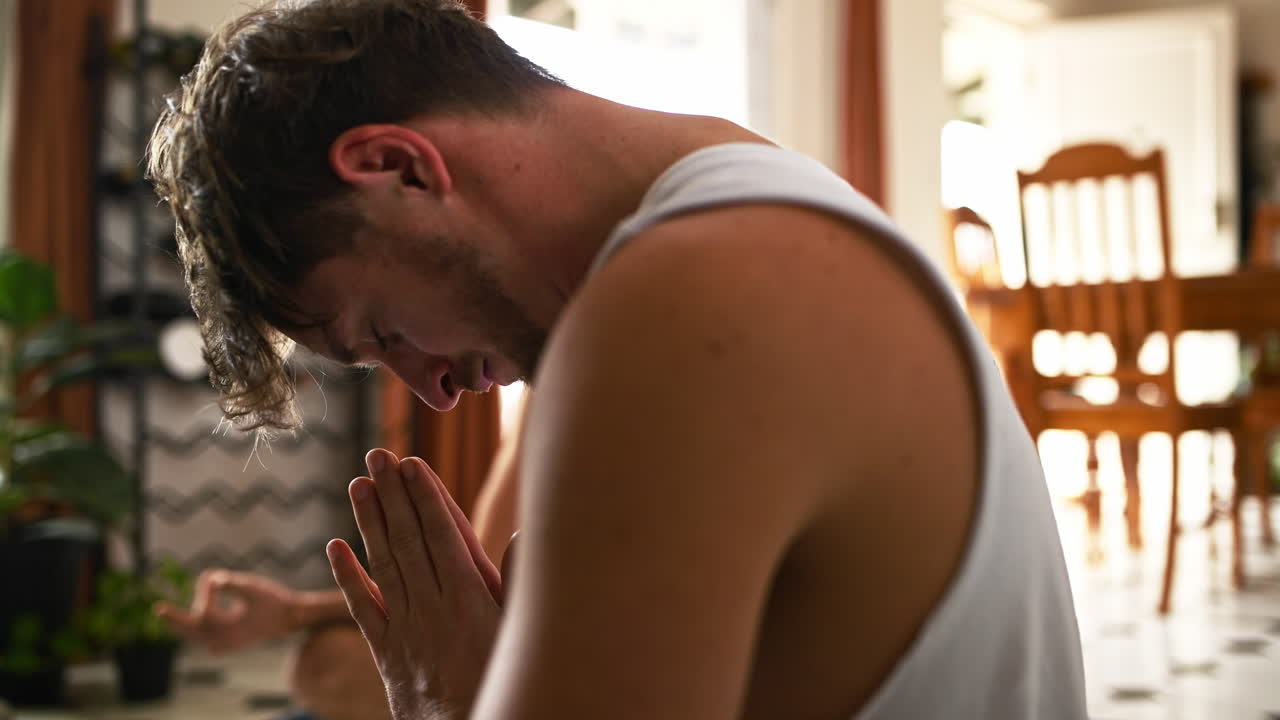 스트레스 가 많은 시대 에는 긴장을 풀기 위한 조치 가 필요 하다