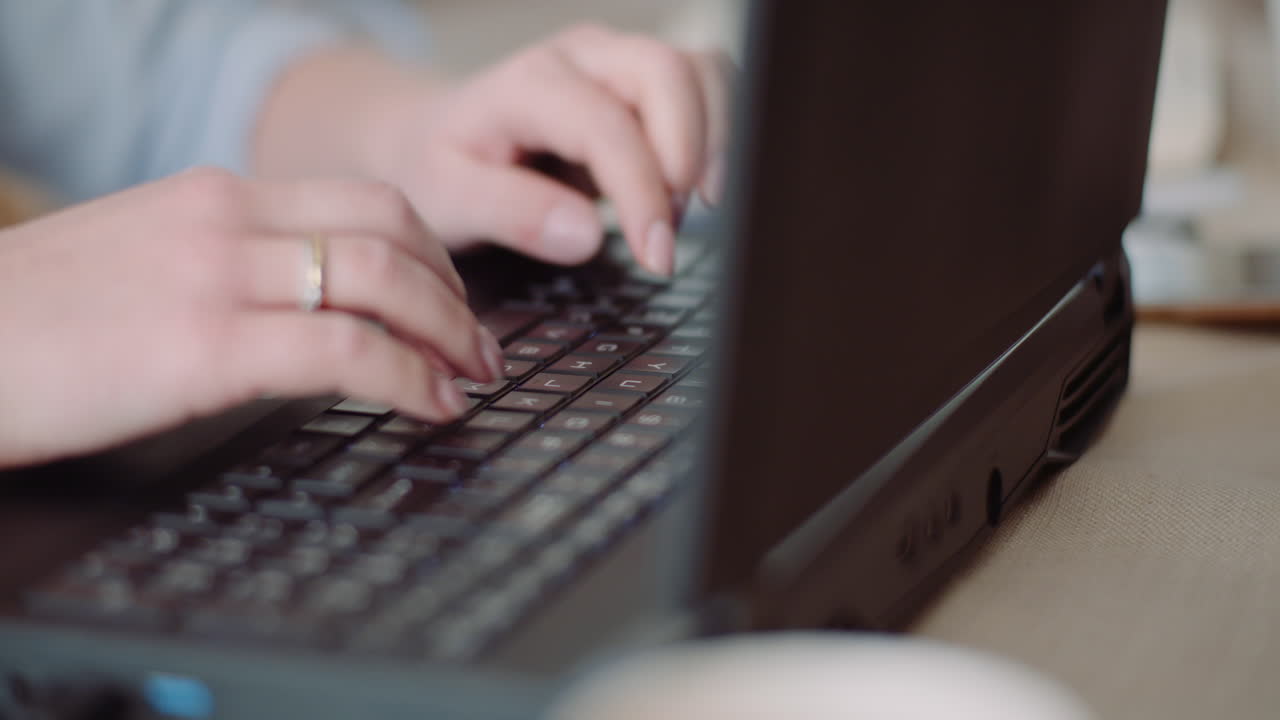 молодая деловая женщина печатает ответ на электронное письмо клиента женщина печатает на клавиатуре 2