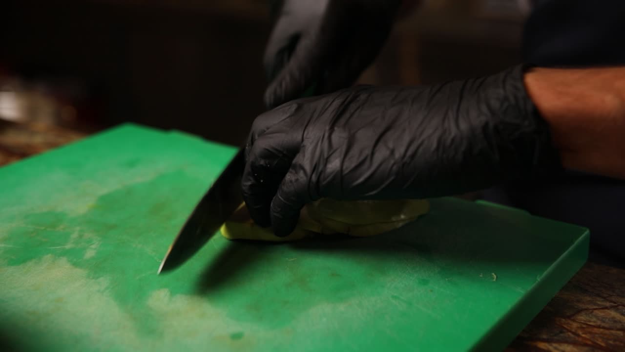 el chef está cortando aguacate en rodajas.