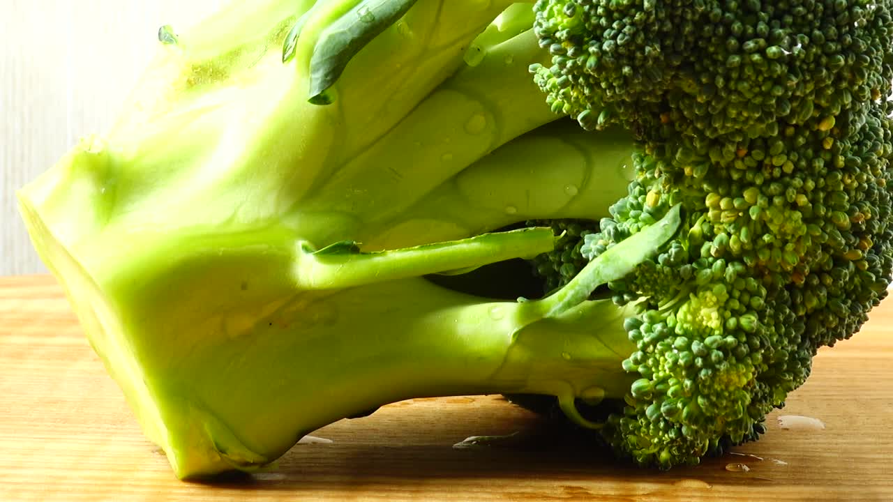 Riprese di broccoli in movimento. Tagliere.