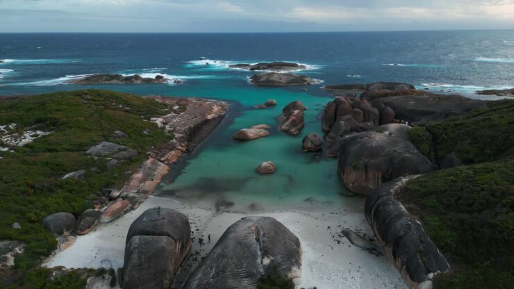 Toma orbital de dron alrededor de las rocas elefante y la cala elefante en el Parque Nacional Williams Bay cerca de Denmark en Australia Occidental en un día nublado.