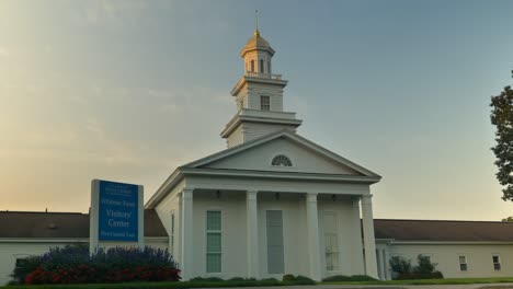 capilla lds y centro de visitantes en el sitio histórico en la ubicación de la granja peter whitmer en nueva york en el condado de seneca cerca de waterloo mormón o la iglesia de jesucristo de los santos de los últimos días