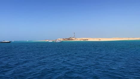 mar rojo agua turquesa cristalina cerca de hurghada cerca del arrecife de coral