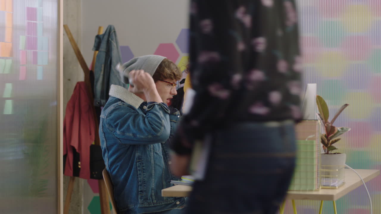 행복한 비즈니스 사람들을 만나는 백인 팀 리더 여성 동료 아이디어를 보여주는 화면을 가리키는 화면 공유 지원 다채로운 사무실에서 컴퓨터 기술을 사용하여 창의적인 프로젝트를 논의하는