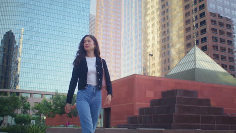 Confident-businesswoman-going-to-office.-Brunette-asian-woman-walking-street.