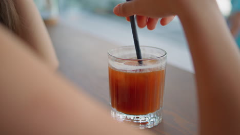 mujer disfrutando de un café helado en una cafetería