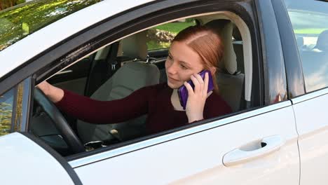 Una-Adolescente-Amigable-Habla-Por-Su-Teléfono-Celular-En-Un-Automóvil