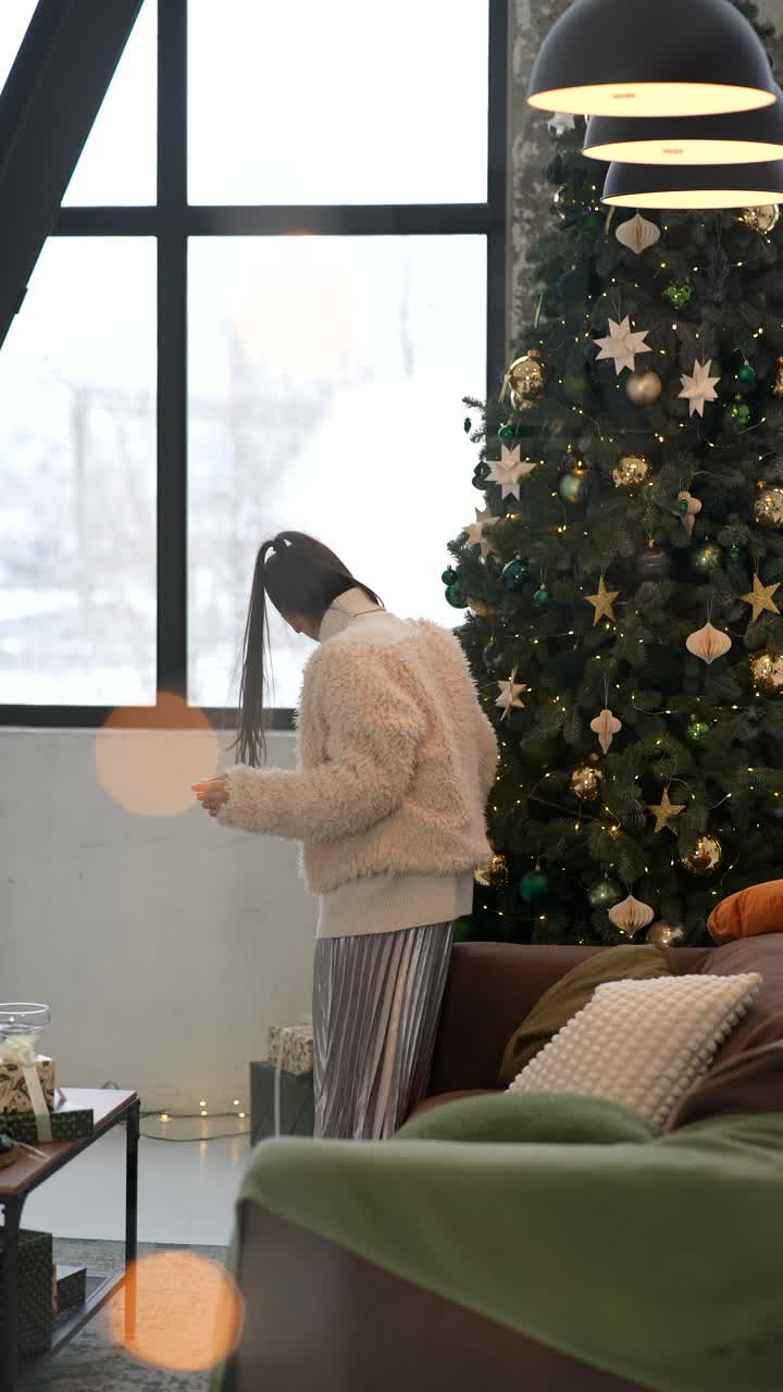 mujer en una acogedora sala de estar decorada para navidad