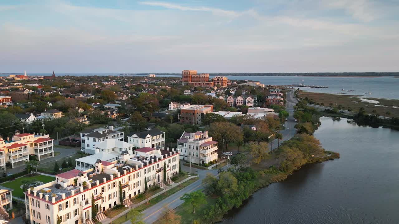 una toma de un dron que muestra una propiedad frente al mar en el centro de charleston, carolina del sur.