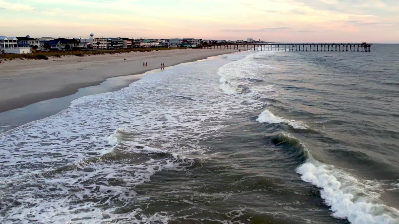 Volo aereo veloce sul frangente e sulle onde a Kure Beach, NC, Carolina del Nord