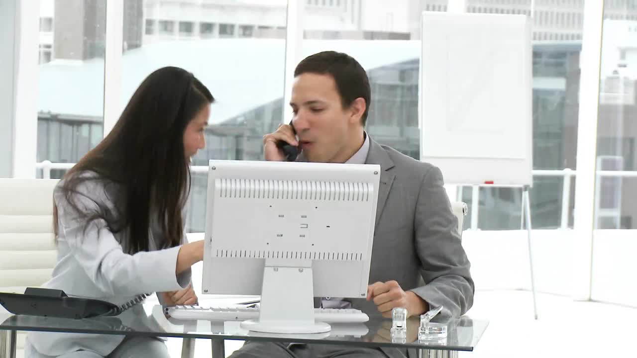 dos hombres de negocios celebrando el éxito