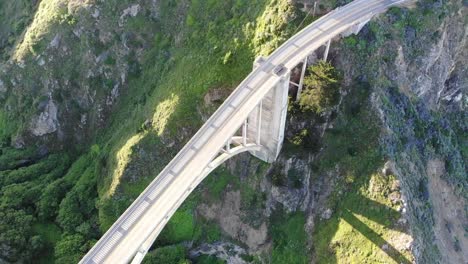 Conducción-De-Automóviles-A-Través-Del-Puente-Bixby-Durante-El-Amanecer