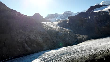 sobrevuelo aéreo a través del glaciar morteratsch en engadin, suiza al amanecer hacia el lugar donde el hielo solía conectarse con el glaciar pers hace solo unos años